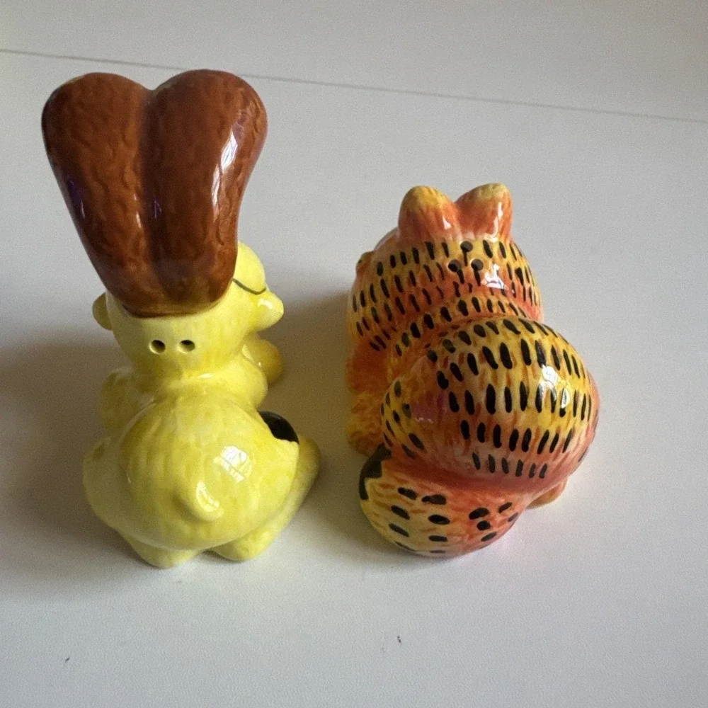 Vintage Garfield & Odie Best Pals Salt & Pepper Shakers Ceramic Magnets RARE